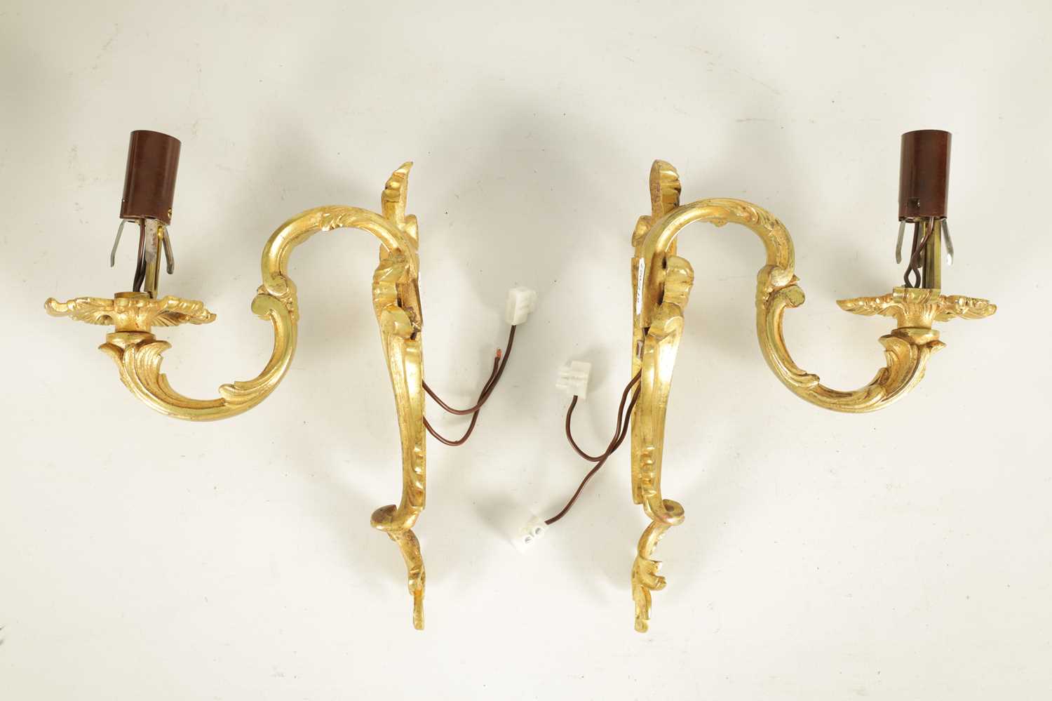 A PAIR OF LATE 19TH CENTURY FRENCH GILT ORMOLU SINGLE BRANCH WALL SCONES - Image 5 of 6