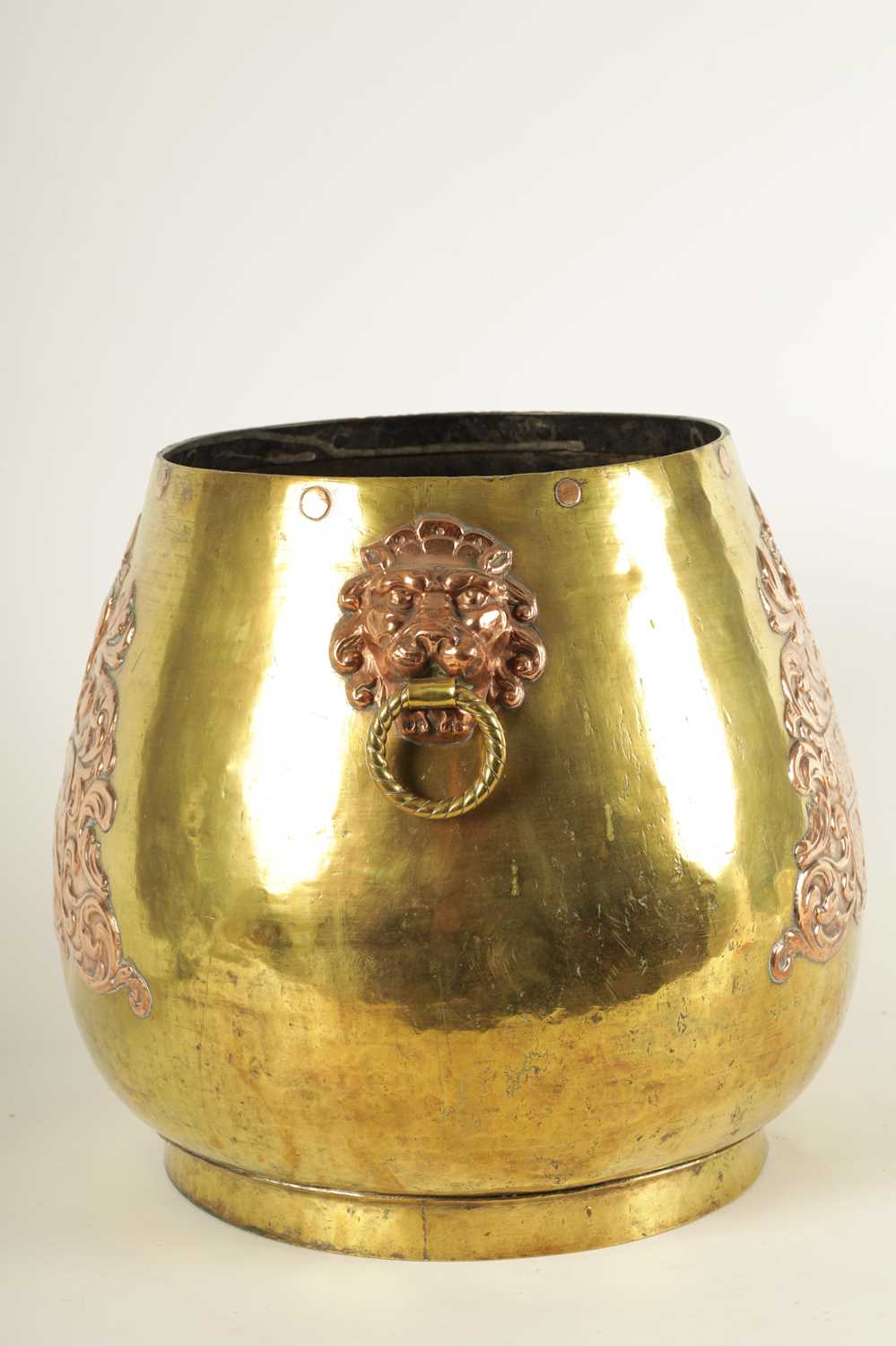 A 19TH CENTURY REGENCY STYLE BRASS AND COPPER LOG BIN - Image 6 of 9