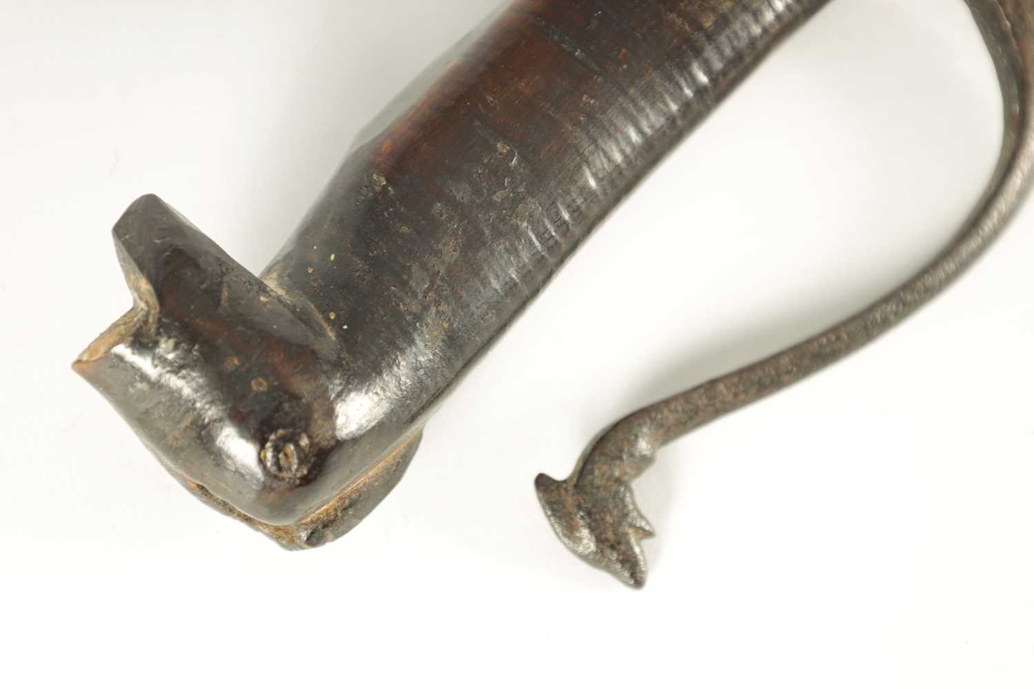 AN 18TH CENTURY SRI LANKAN RHINOCEROS HORN HANDLED KASTANE SWORD - Image 8 of 9