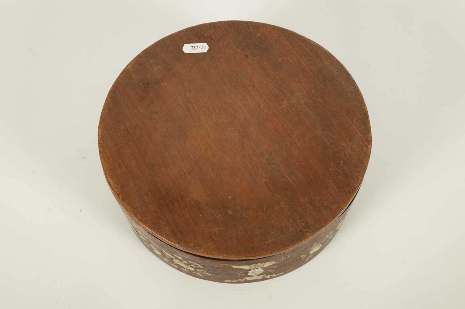 A 19TH CENTURY CHINESE HARDWOOD AND MOTHER OF PEARL INLAID CIRCULAR BOX OF LARGE SIZE - Image 13 of 13
