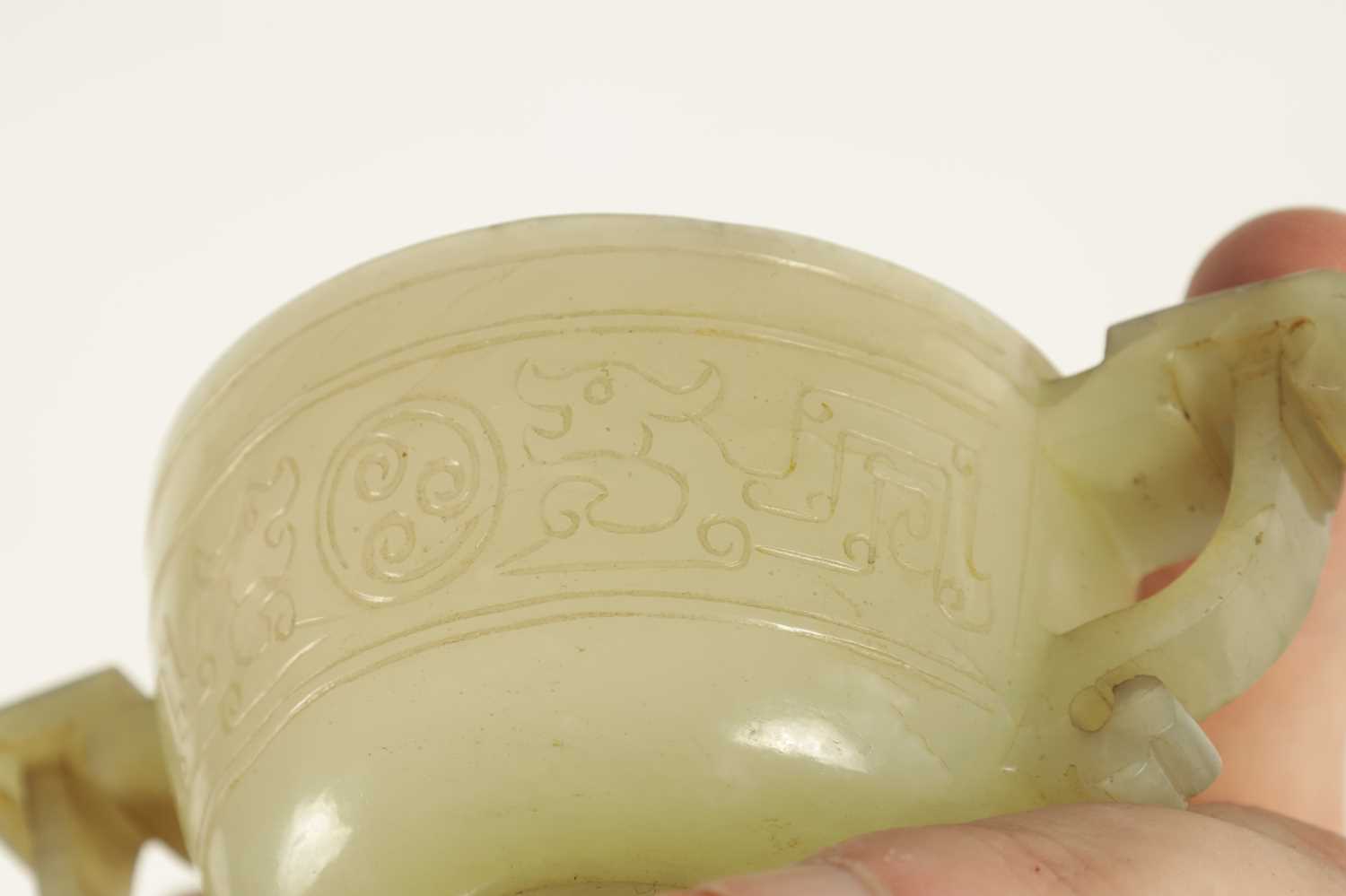 A 19TH CENTURY CARVED JADE AND HARDWOOD CHINESE TWO HANDLED KORO AND COVER - Image 8 of 18