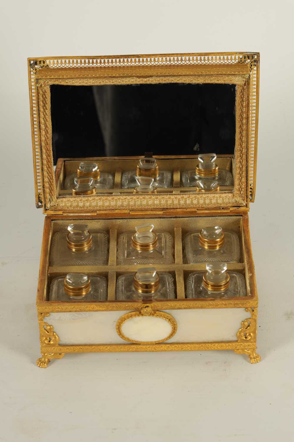 A FINE 19TH CENTURY FRENCH PALAIS ROYAL MOTHER OF PEARL AND GILT ORMOLU SIX BOTTLE PERFUME CASKET - Image 5 of 8