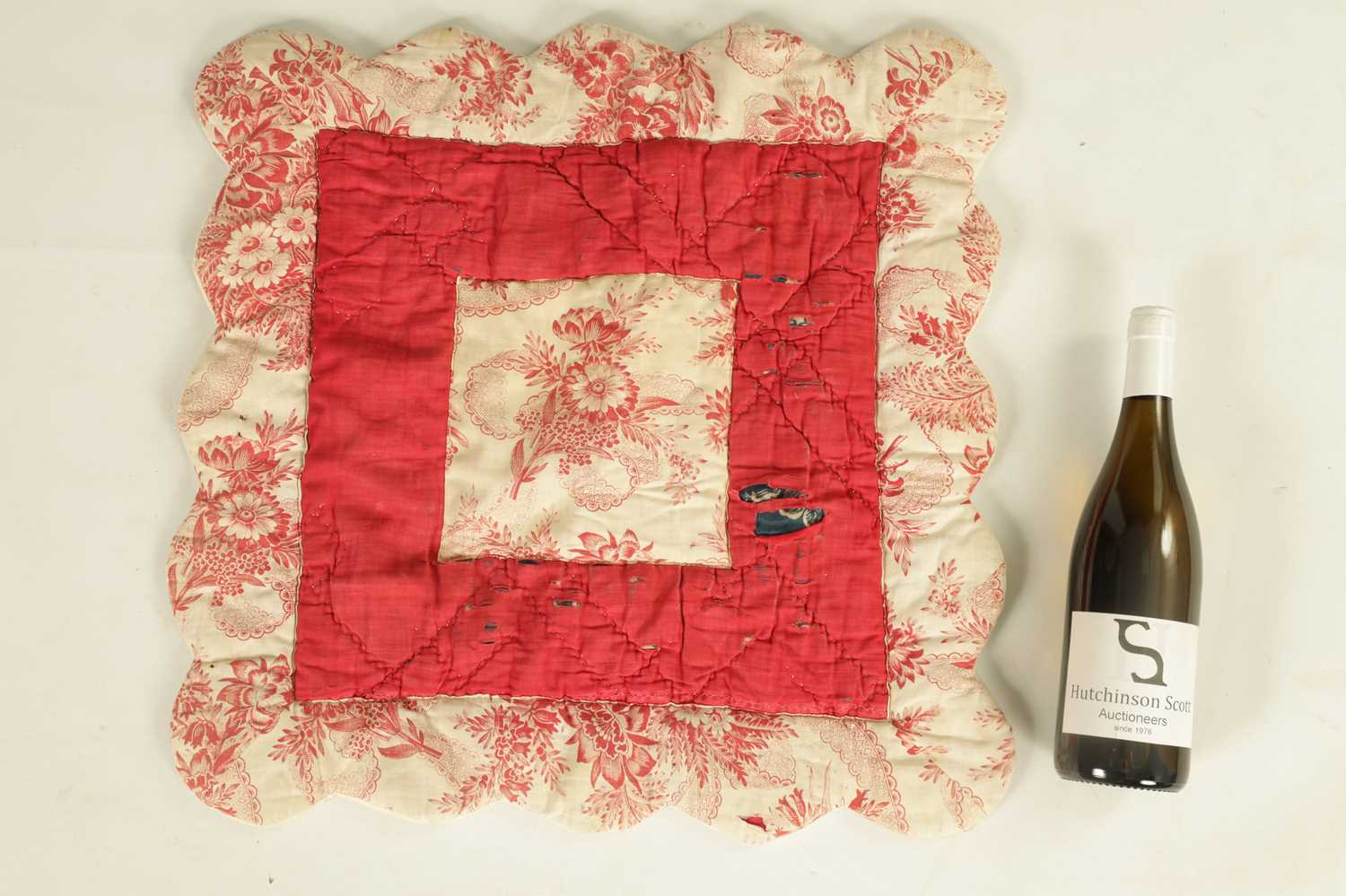 AN 18TH CENTURY CUSHION COVER AND A 19TH CENTURY CHILDS QUILT - Image 4 of 9