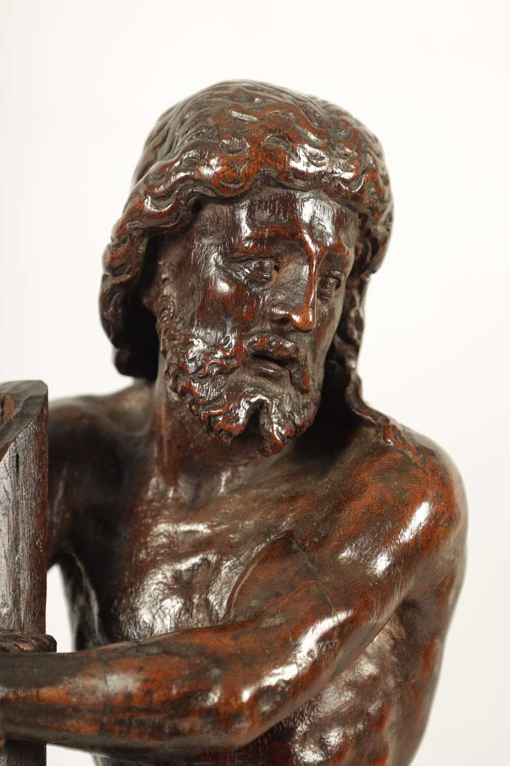 A GOOD 17TH CENTURY CONTINENTAL CARVED WALNUT FIGURE OF CHIRST - Image 3 of 7