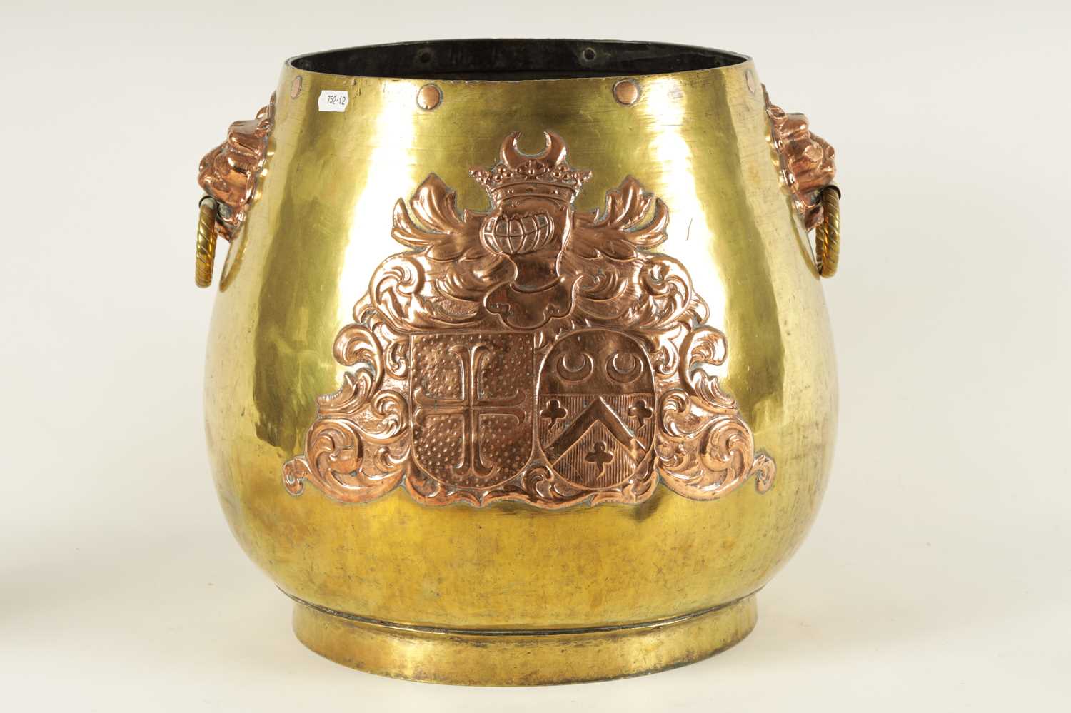 A 19TH CENTURY REGENCY STYLE BRASS AND COPPER LOG BIN - Image 7 of 9