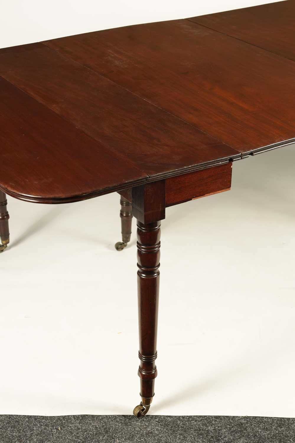 ROSS DUBLIN A GEORGE III FIGURED MAHOGANY SCISSOR ACTION EXTENDING DINING TABLE - Image 4 of 8
