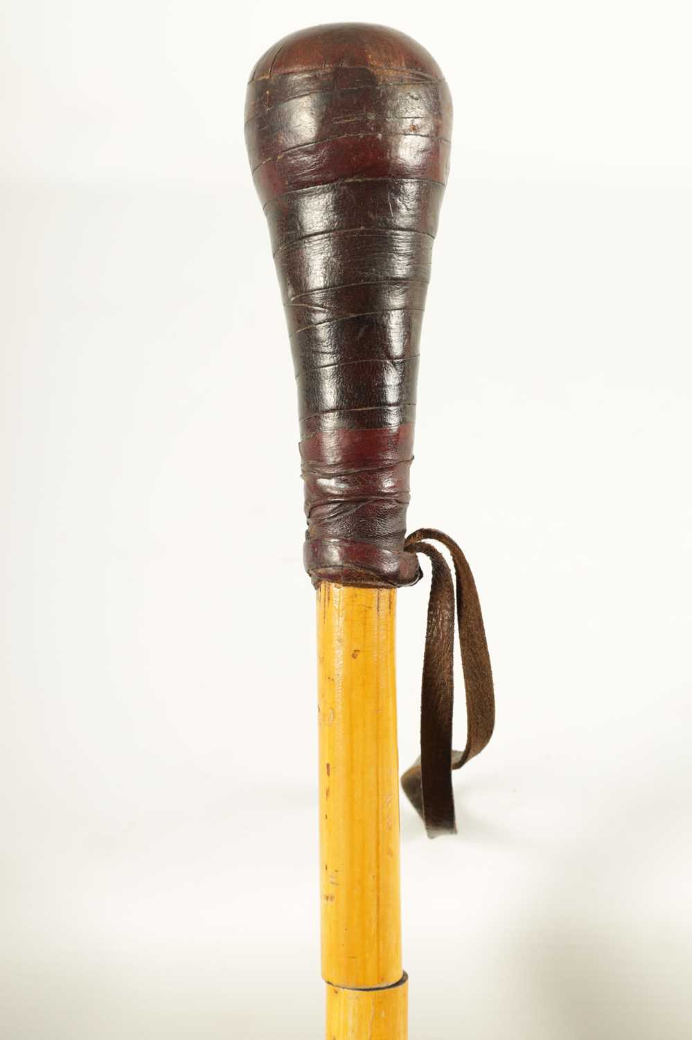 AN EARLY 20TH CENTURY BAMBOO AND LEATHER DAGGER STICK - Image 2 of 5