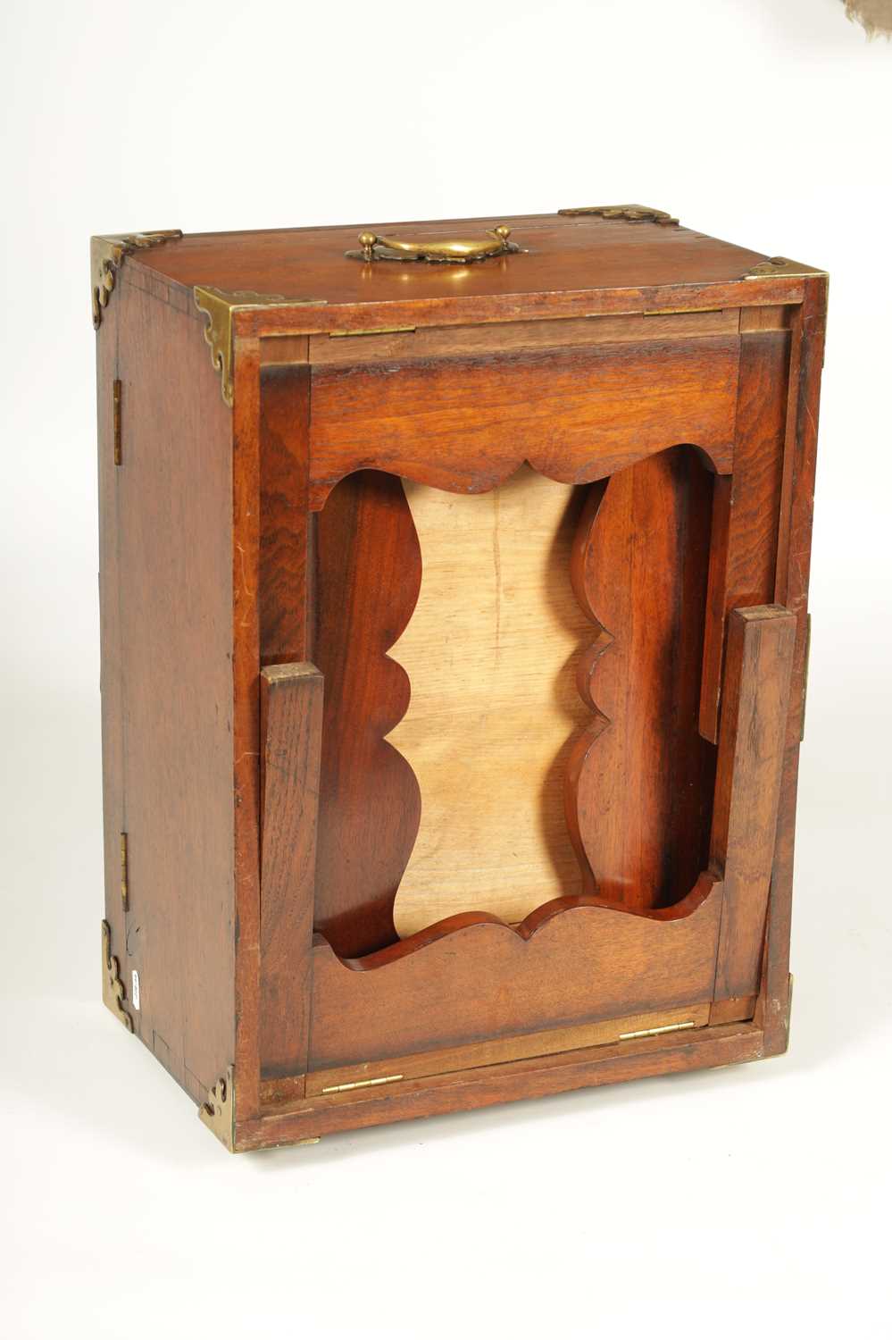 A RARE GEORGE III MAHOGANY PORTABLE CAMPAIGN BOX ON FOLDING LEGS WITH BRASS MOUNTS - Image 13 of 13