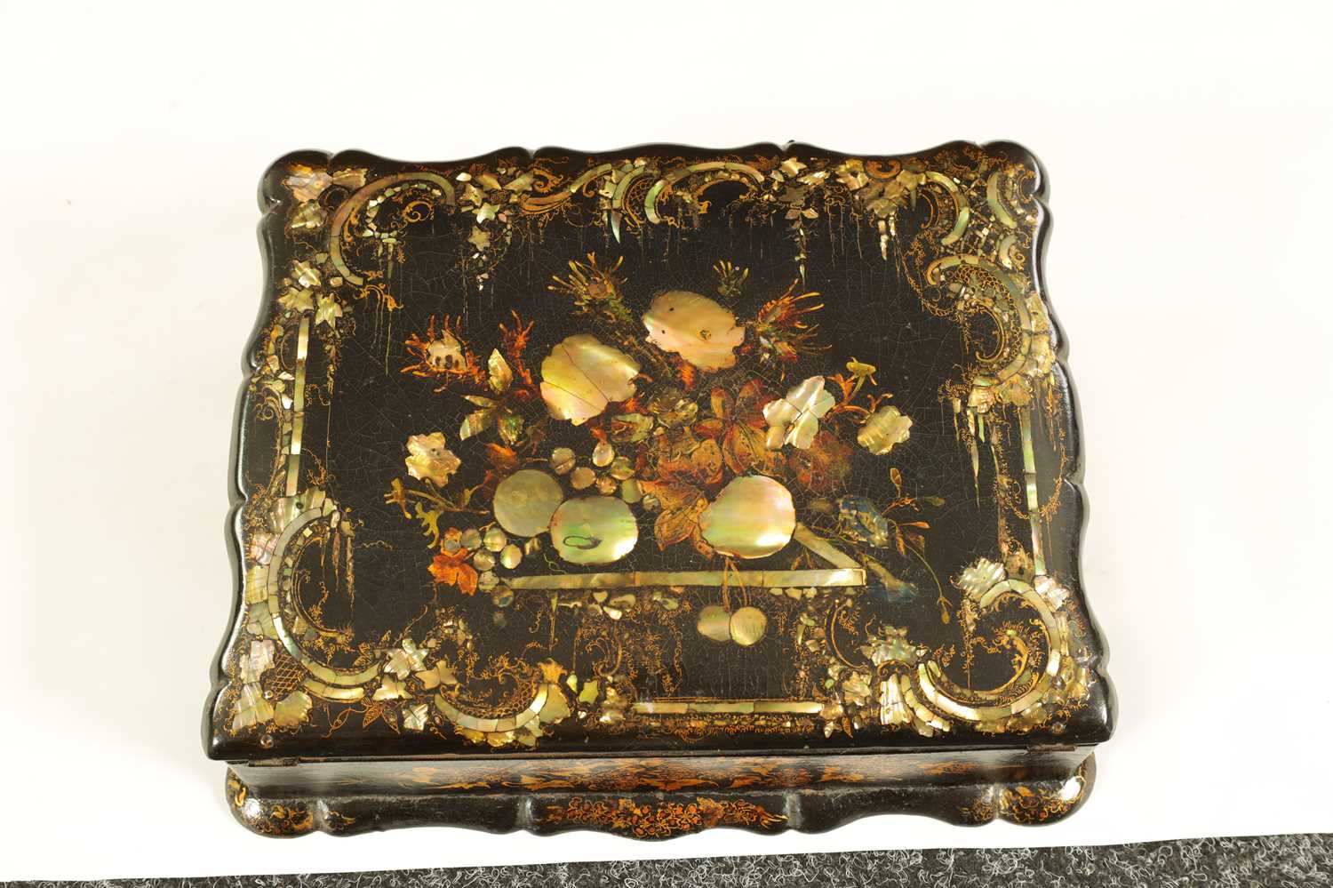 A 19TH CENTURY PAPIER MACHE AND MOTHER OF PEARL INLAID WRITING BOX - Image 5 of 13