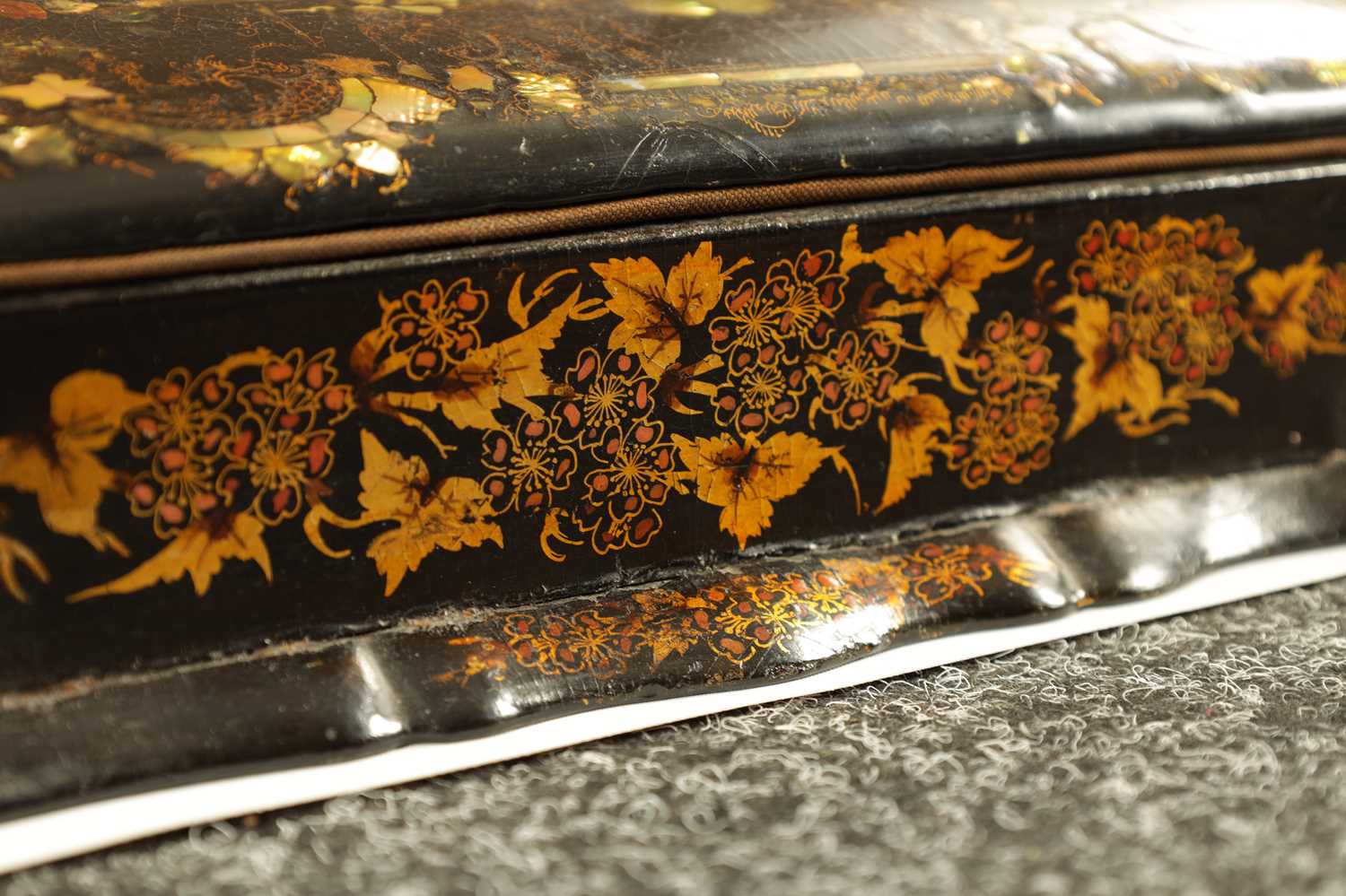 A 19TH CENTURY PAPIER MACHE AND MOTHER OF PEARL INLAID WRITING BOX - Image 4 of 13