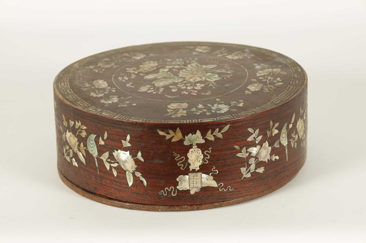 A 19TH CENTURY CHINESE HARDWOOD AND MOTHER OF PEARL INLAID CIRCULAR BOX OF LARGE SIZE - Image 10 of 13