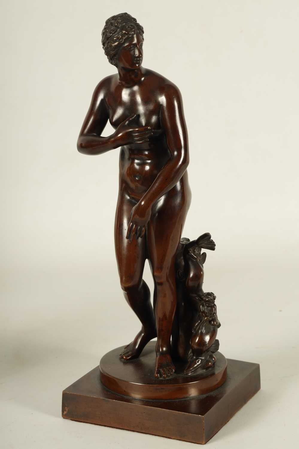 A FINELY CAST 19TH CENTURY BRONZE FIGURE OF VENUS DE MEDICI - Image 2 of 8