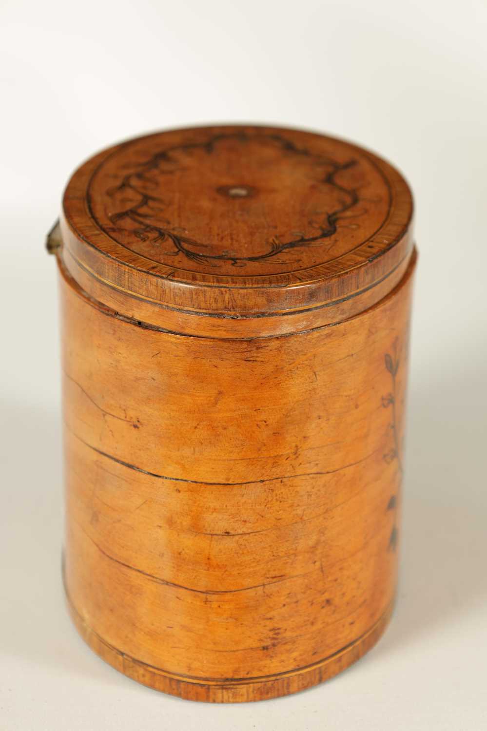 A GEORGE III INLAID SATINWOOD OVAL SHAPED TEA CADDY - Image 7 of 9