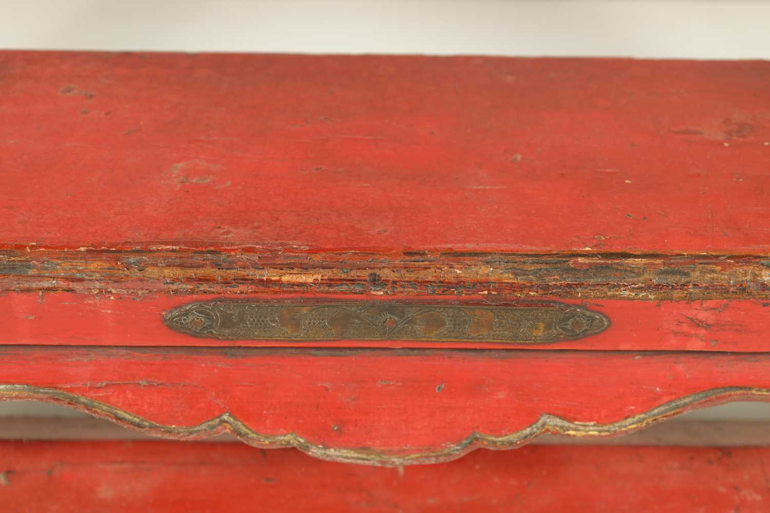 AN 18TH/19TH CENTURY JAPANESE RED LACQUER WORK AND ENGRAVED BRASS MOUNTED HORSESHOE BACK FOLDING HUN - Image 7 of 13