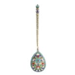 AN EARLY 20TH CENTURY RUSSIAN SILVER GILT AND CLOISONNE ENAMEL SPOON