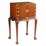 A FINE 19TH CENTURY FIDDLE BACK MAHOGANY ENGLISH COLLECTORS CABINET IN THE CHINESE TASTE