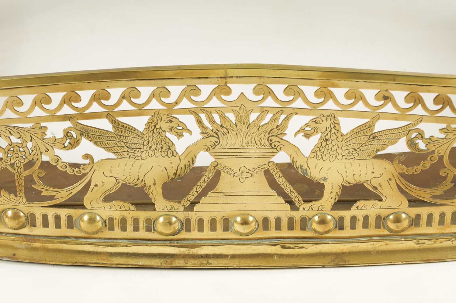 A GEORGE III ADAM STYLE BOWFRONT BRASS HEARTH FENDER - Image 2 of 7