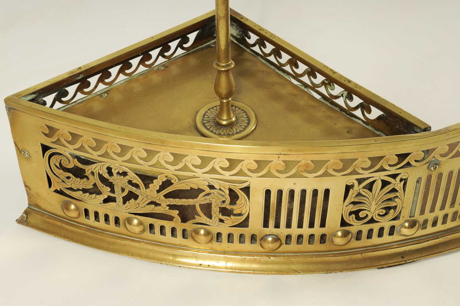 A GEORGE III ADAM STYLE BOWFRONT BRASS HEARTH FENDER - Image 6 of 7