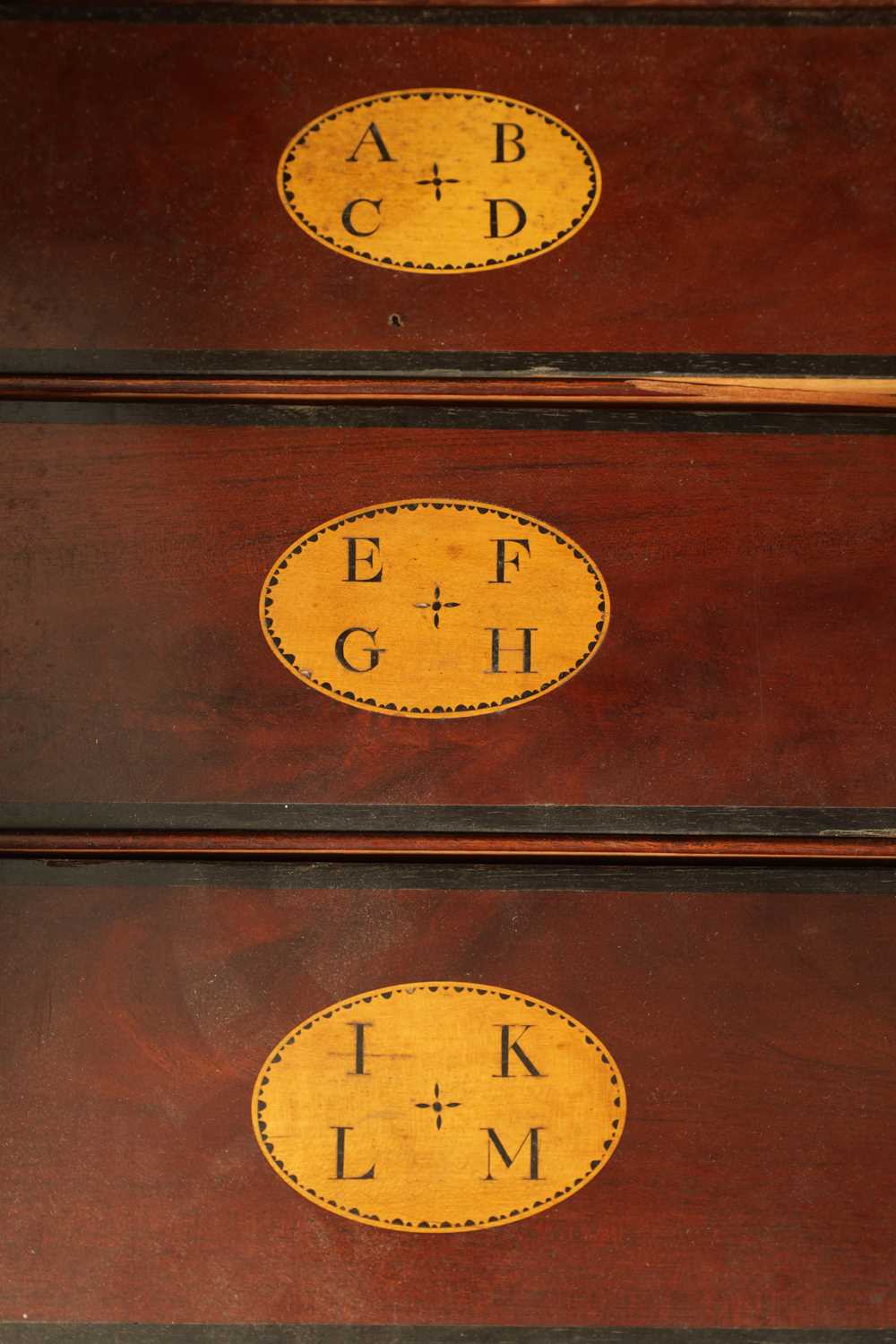 A GOOD MID 18TH CENTURY COUNTRY HOUSE MAHOGANY SECRETAIRE BOOKCASE IN THE MANOR OF GILLOWS - Image 6 of 14