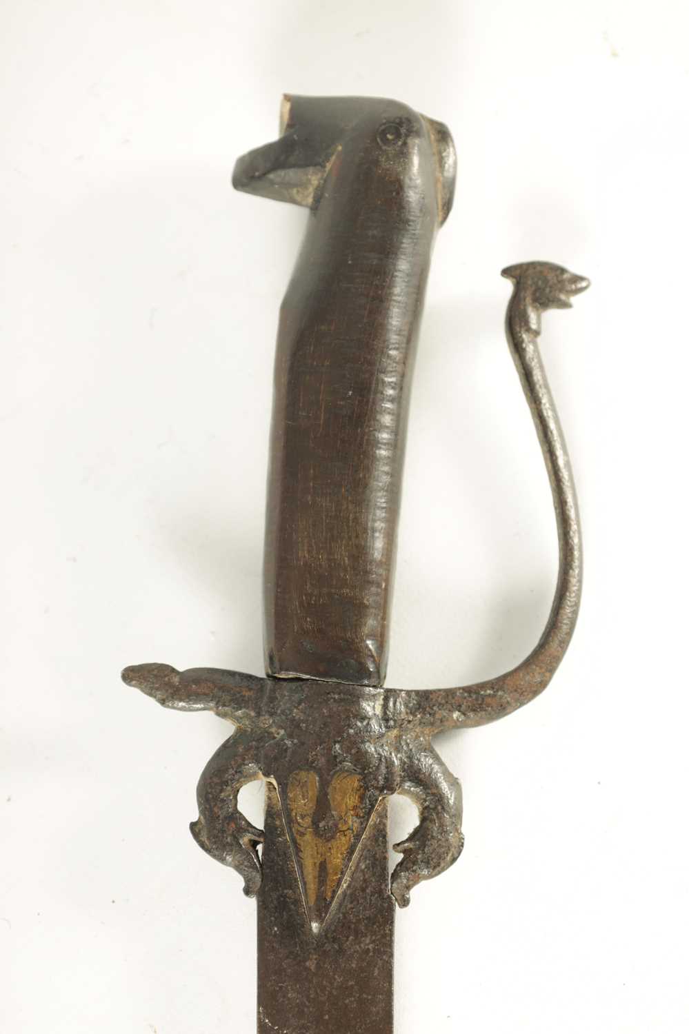 AN 18TH CENTURY SRI LANKAN RHINOCEROS HORN HANDLED KASTANE SWORD - Image 2 of 9