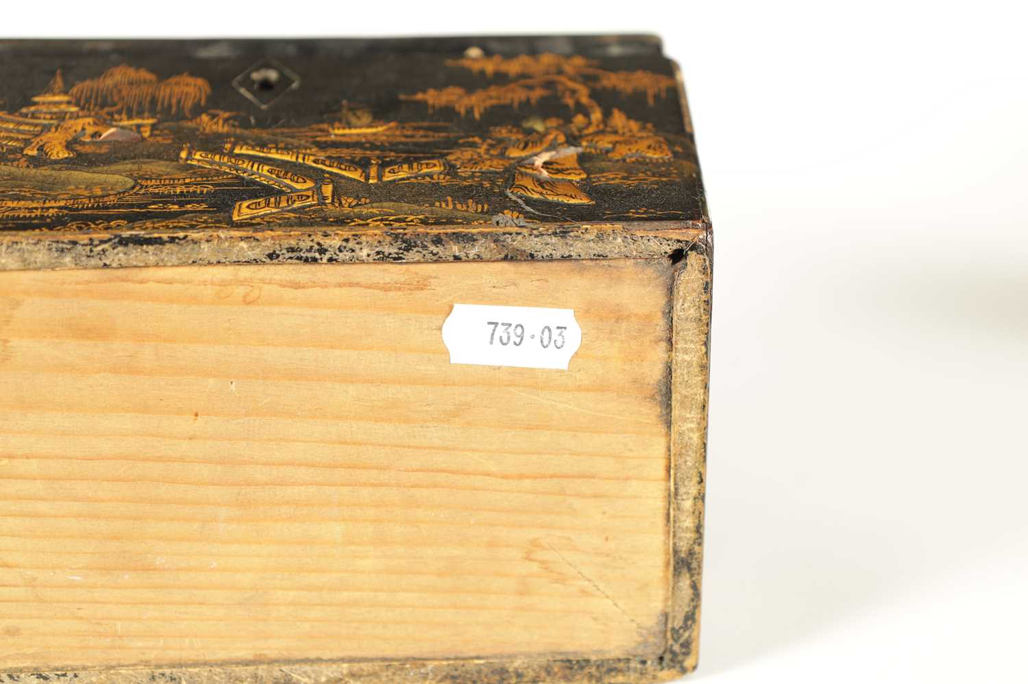 A LATE GEORGIAN BLACK LACQUER AND CHINOISERRIE SARCOPHAGUS TEA CADDY - Image 16 of 16