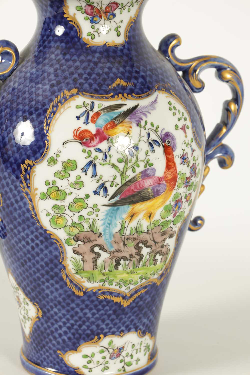 A LATE 19TH CENTURY FIRST PERIOD WORCESTER TYPE TWO-HANDLED SHOULDERED VASE AND COVER - PROBABLY SAM - Image 6 of 11