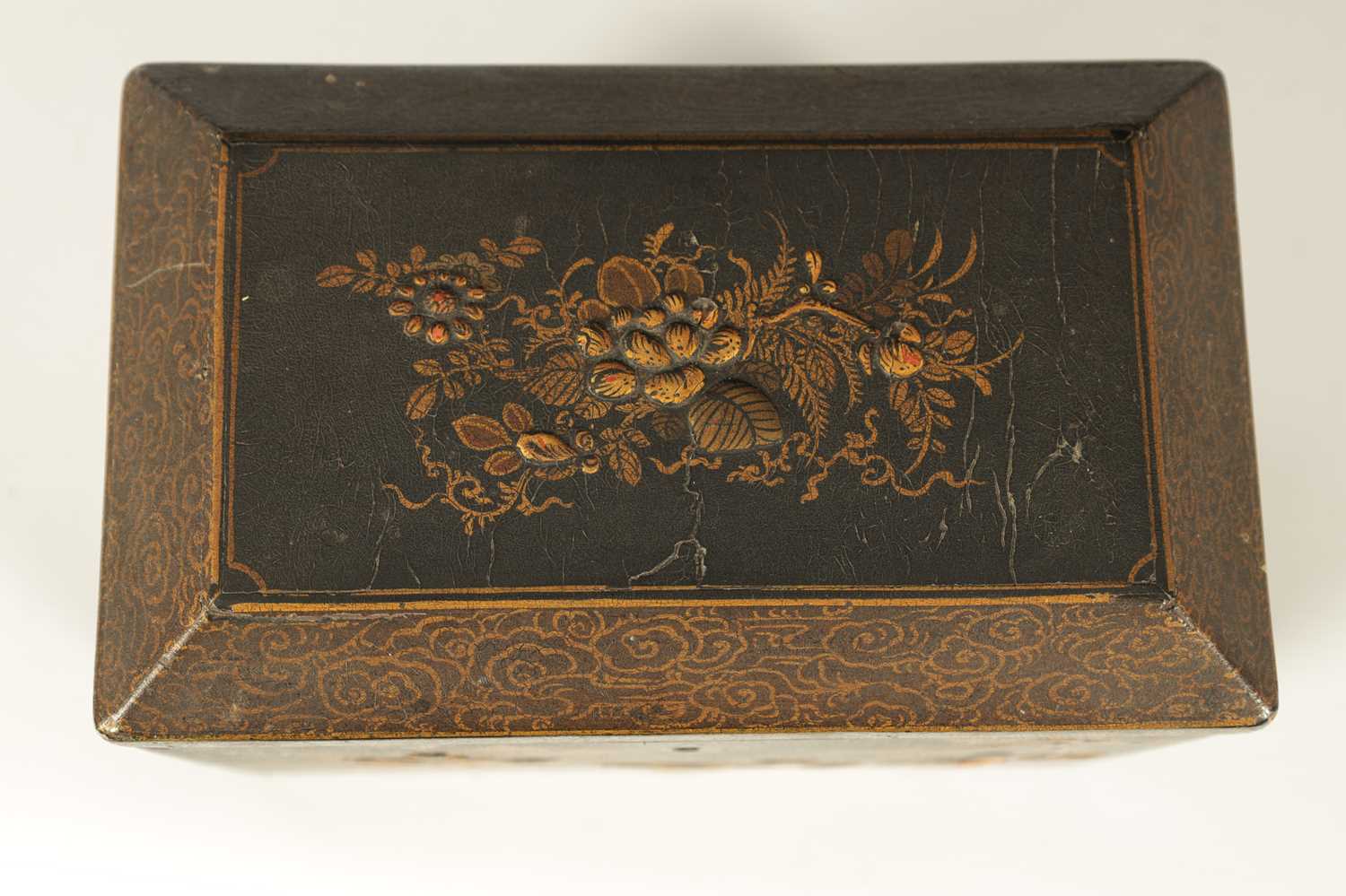 A LATE GEORGIAN BLACK LACQUER AND CHINOISERRIE SARCOPHAGUS TEA CADDY - Image 5 of 16
