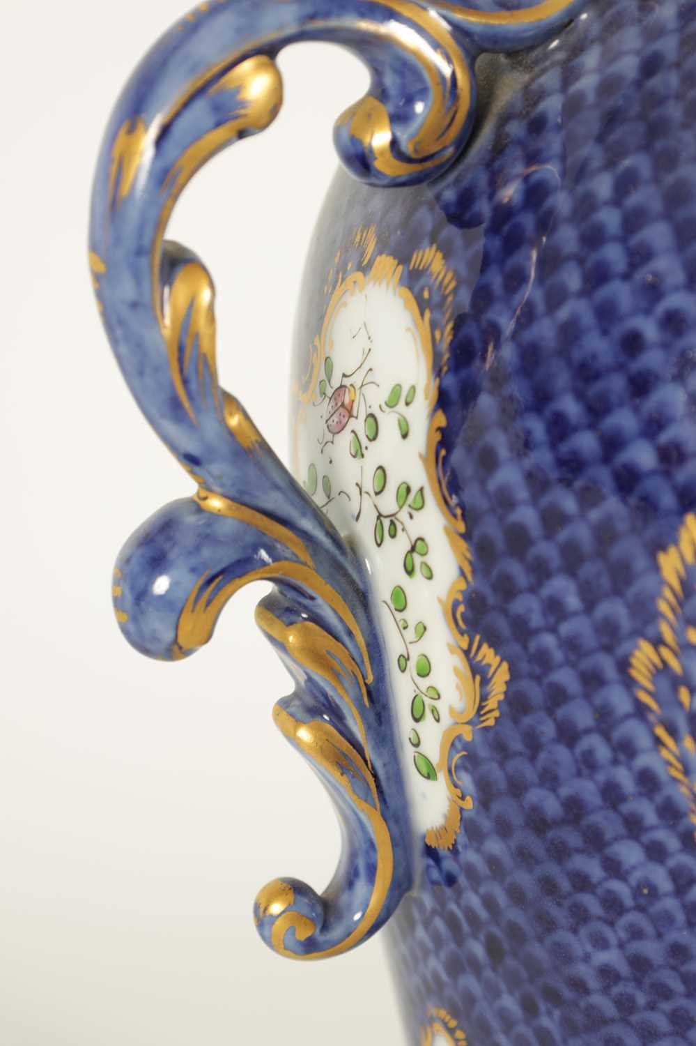 A LATE 19TH CENTURY FIRST PERIOD WORCESTER TYPE TWO-HANDLED SHOULDERED VASE AND COVER - PROBABLY SAM - Image 5 of 11