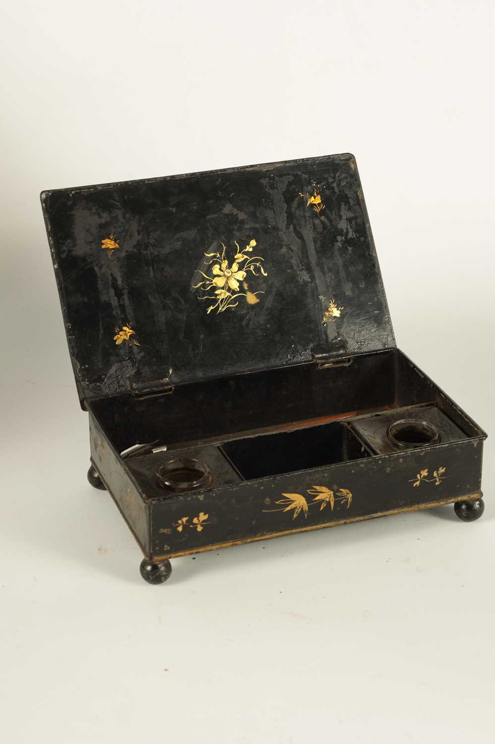 AN EARLY 19TH CENTURY TOLEWARE LIDDED INKSTAND - Image 3 of 9
