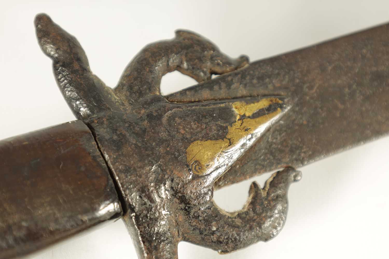 AN 18TH CENTURY SRI LANKAN RHINOCEROS HORN HANDLED KASTANE SWORD - Image 7 of 9
