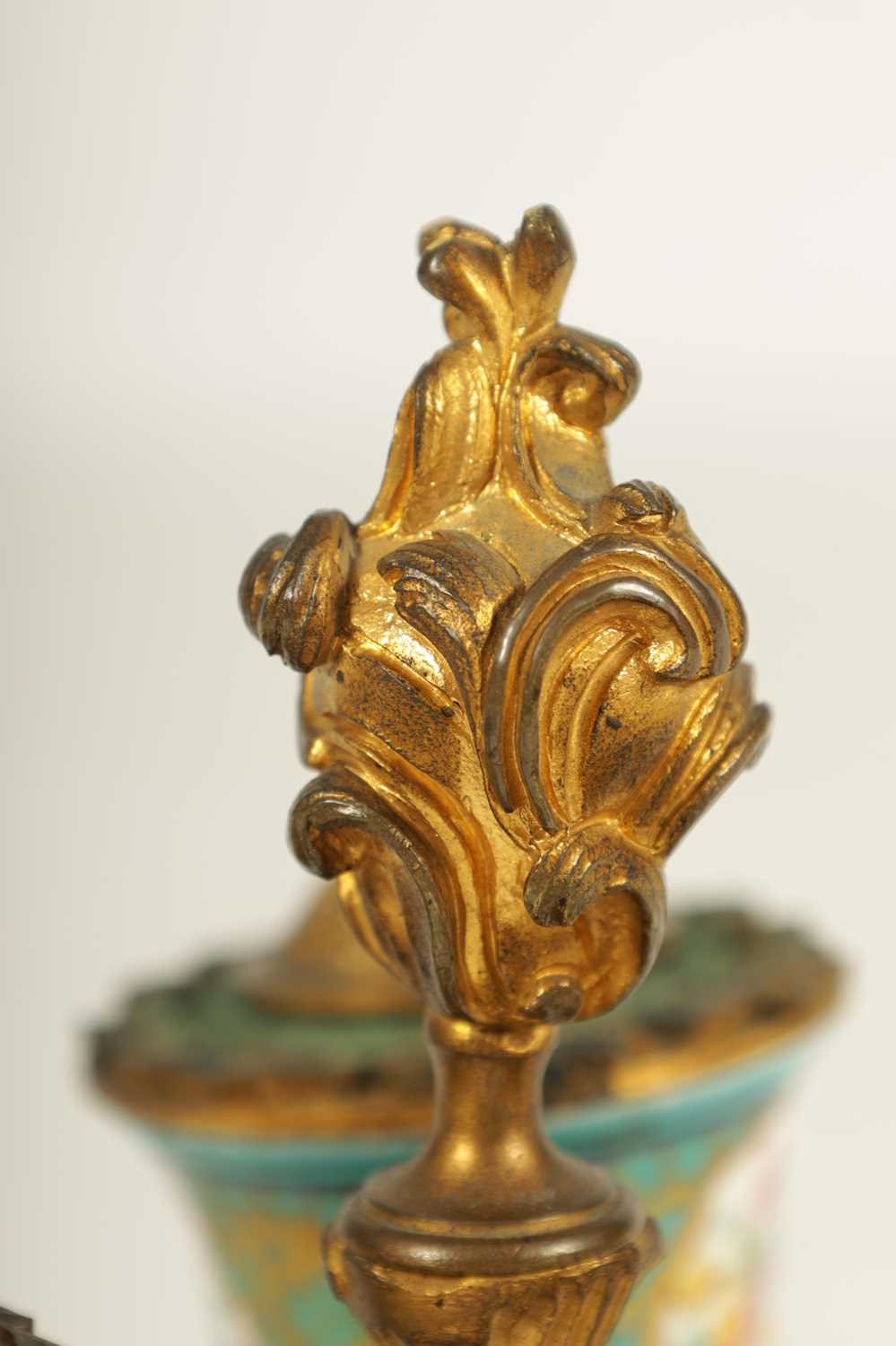 A 18TH CENTURY FRENCH ROCOCO ORMOLU AND SERVES STYLE TRIPLE INKSTAND - Image 4 of 10