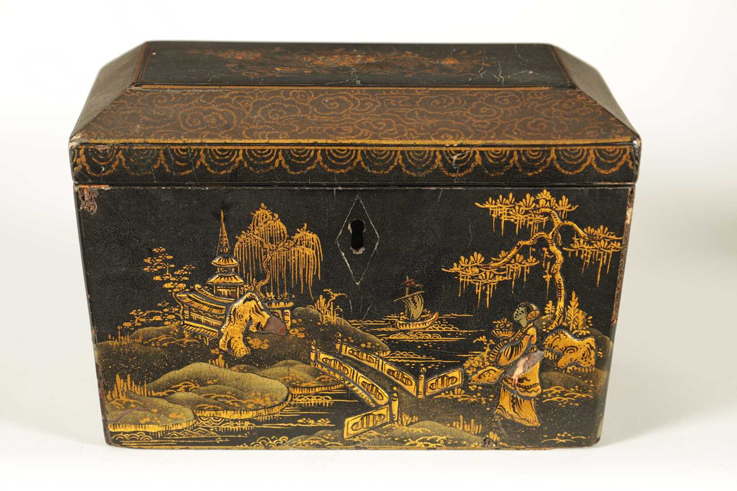 A LATE GEORGIAN BLACK LACQUER AND CHINOISERRIE SARCOPHAGUS TEA CADDY - Image 6 of 16