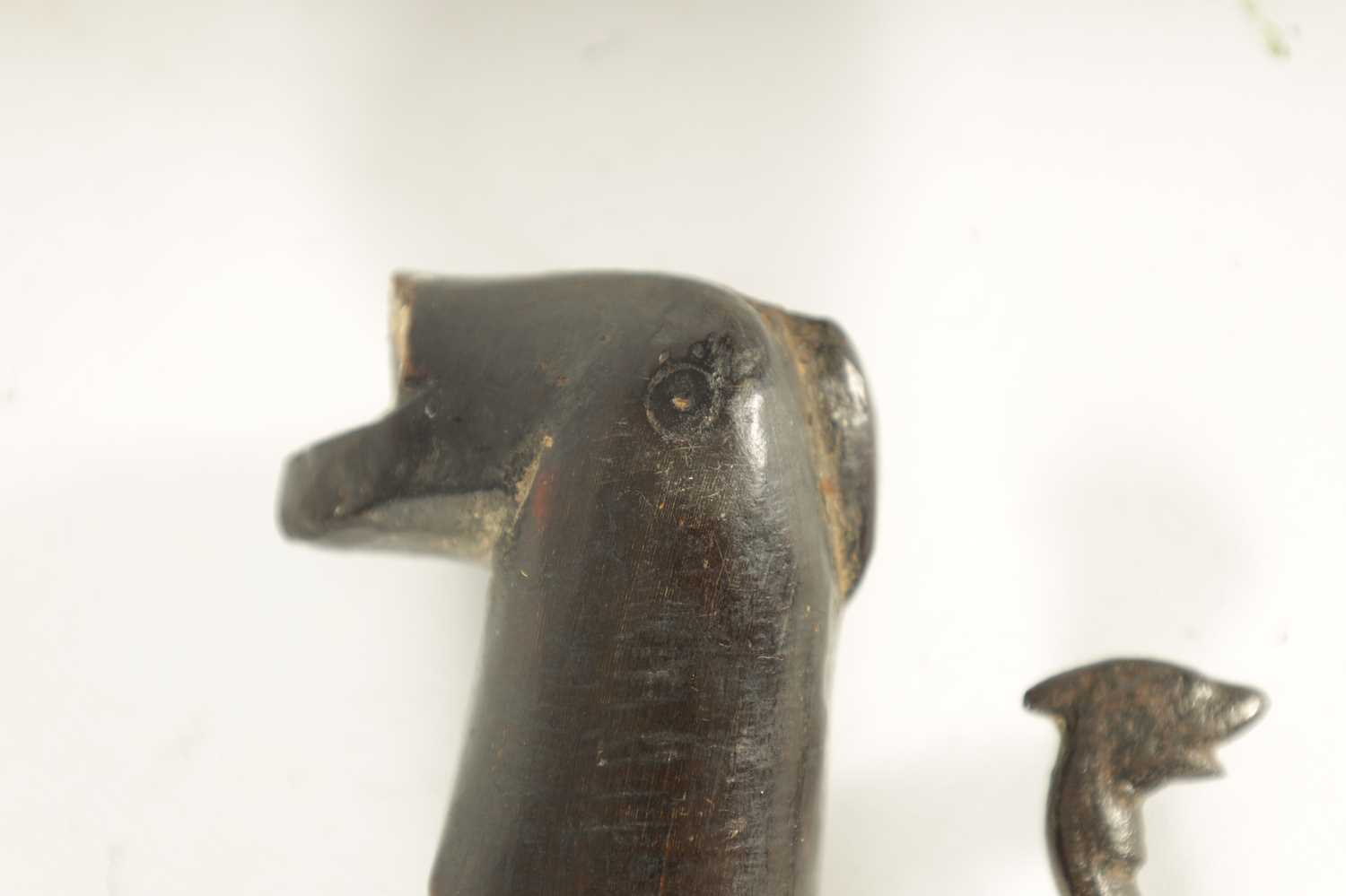 AN 18TH CENTURY SRI LANKAN RHINOCEROS HORN HANDLED KASTANE SWORD - Image 3 of 9