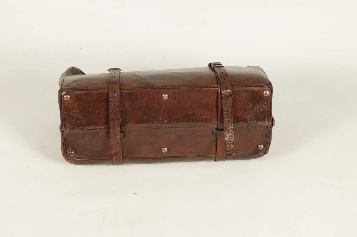 A LARGE VINTAGE BROWN LEATHER GLADSTONE BAG - Image 7 of 8