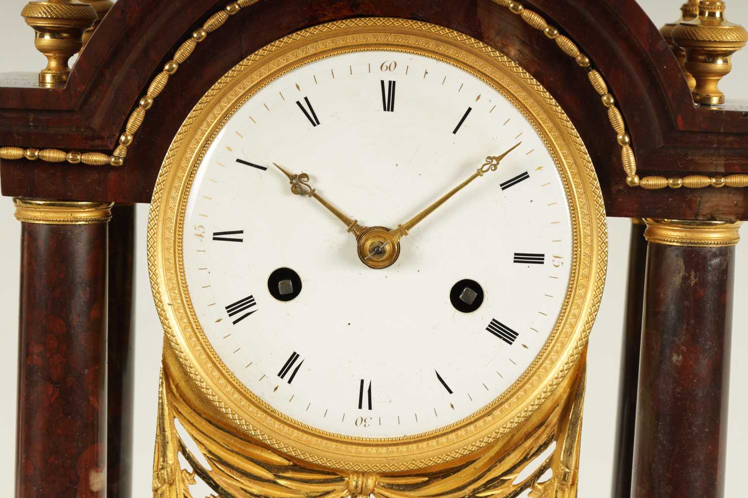AN EARLY 19TH CENTURY FRENCH ROUGE MARBLE AND ORMOLU PORTICO MANTEL CLOCK - Image 3 of 12