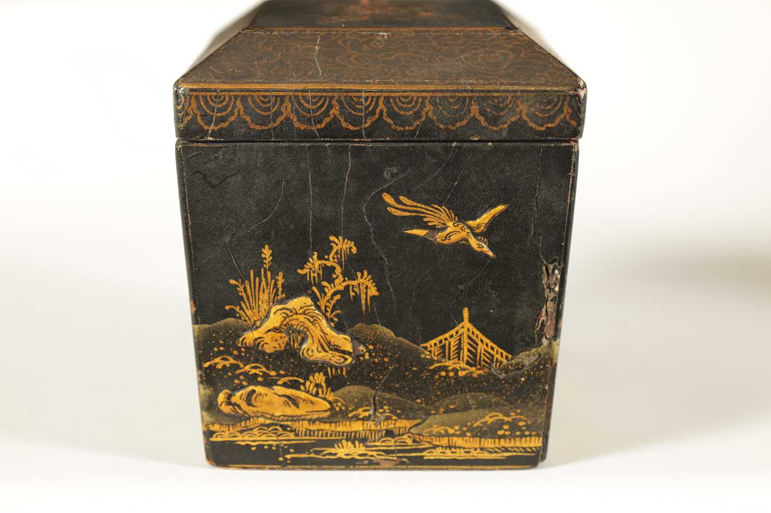 A LATE GEORGIAN BLACK LACQUER AND CHINOISERRIE SARCOPHAGUS TEA CADDY - Image 9 of 16