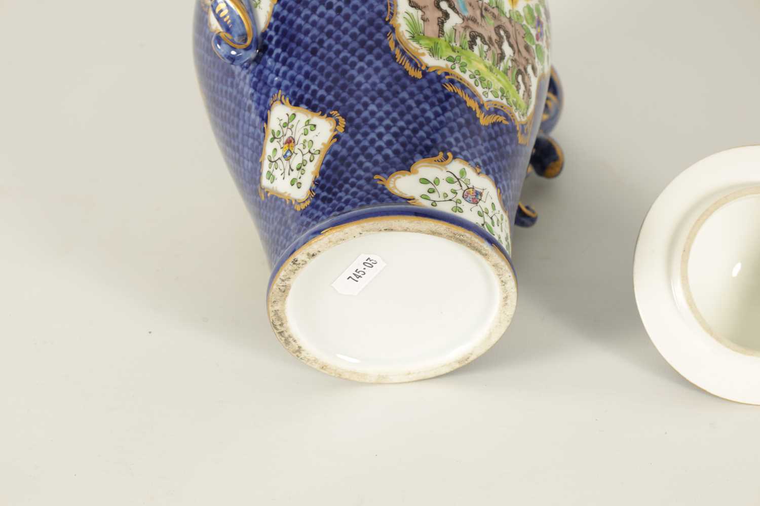 A LATE 19TH CENTURY FIRST PERIOD WORCESTER TYPE TWO-HANDLED SHOULDERED VASE AND COVER - PROBABLY SAM - Image 10 of 11