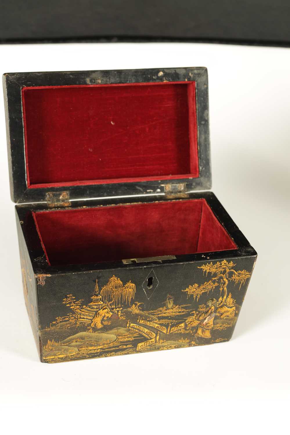 A LATE GEORGIAN BLACK LACQUER AND CHINOISERRIE SARCOPHAGUS TEA CADDY - Image 14 of 16