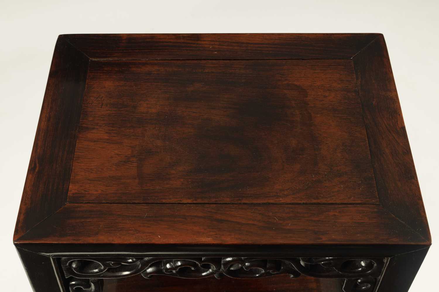 A 19TH CENTURY CHINESE HARWOOD TWO-TIER JARDINIERE TABLE - Image 4 of 6