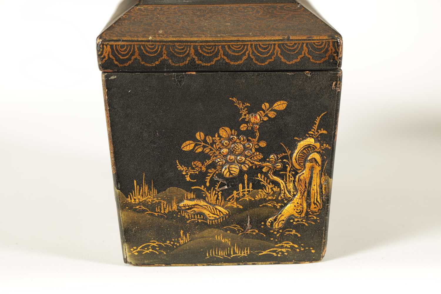 A LATE GEORGIAN BLACK LACQUER AND CHINOISERRIE SARCOPHAGUS TEA CADDY - Image 10 of 16