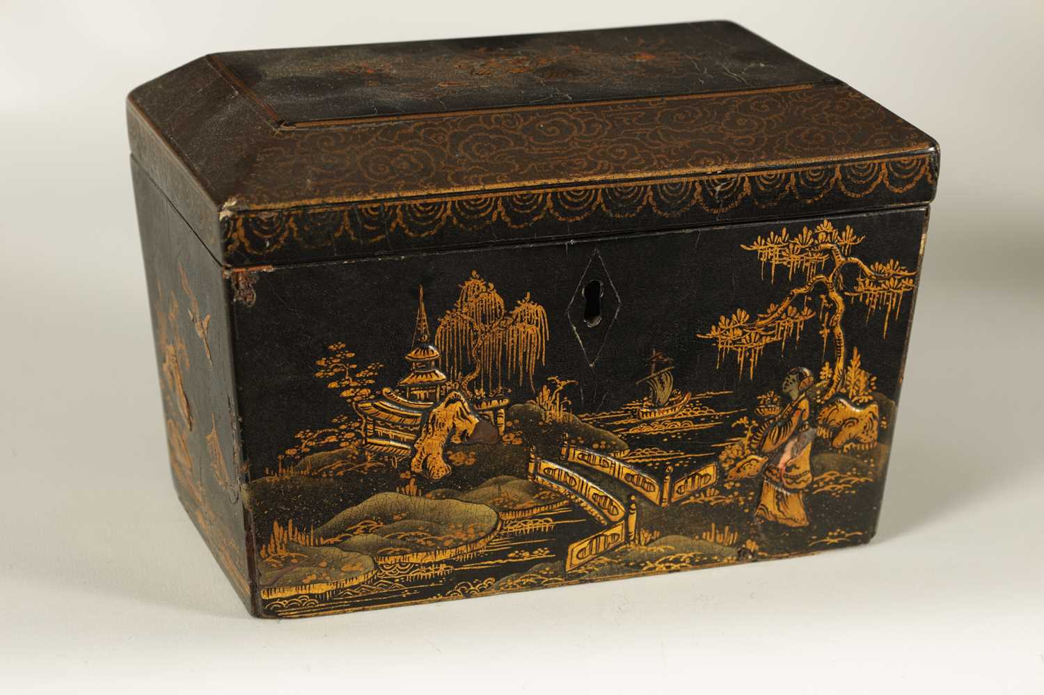 A LATE GEORGIAN BLACK LACQUER AND CHINOISERRIE SARCOPHAGUS TEA CADDY - Image 2 of 16