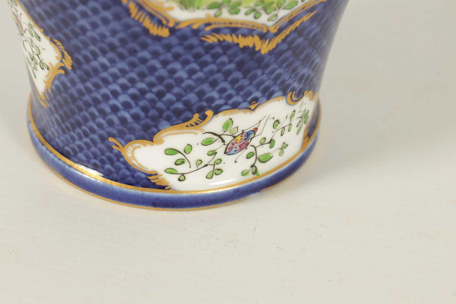 A LATE 19TH CENTURY FIRST PERIOD WORCESTER TYPE TWO-HANDLED SHOULDERED VASE AND COVER - PROBABLY SAM - Image 7 of 11