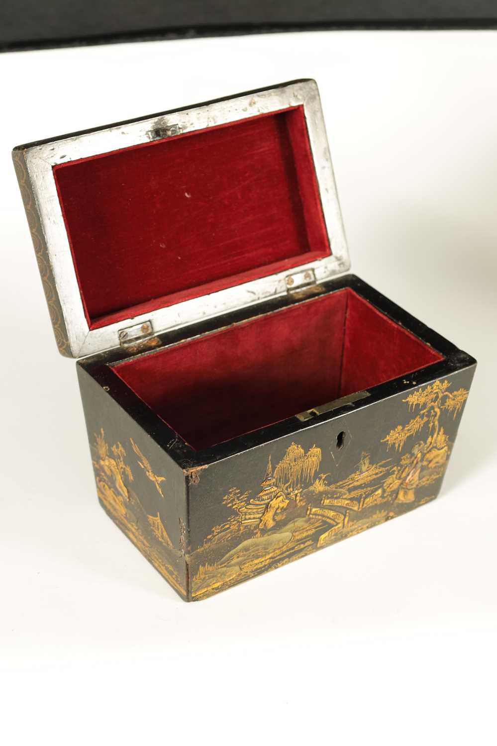 A LATE GEORGIAN BLACK LACQUER AND CHINOISERRIE SARCOPHAGUS TEA CADDY - Image 13 of 16