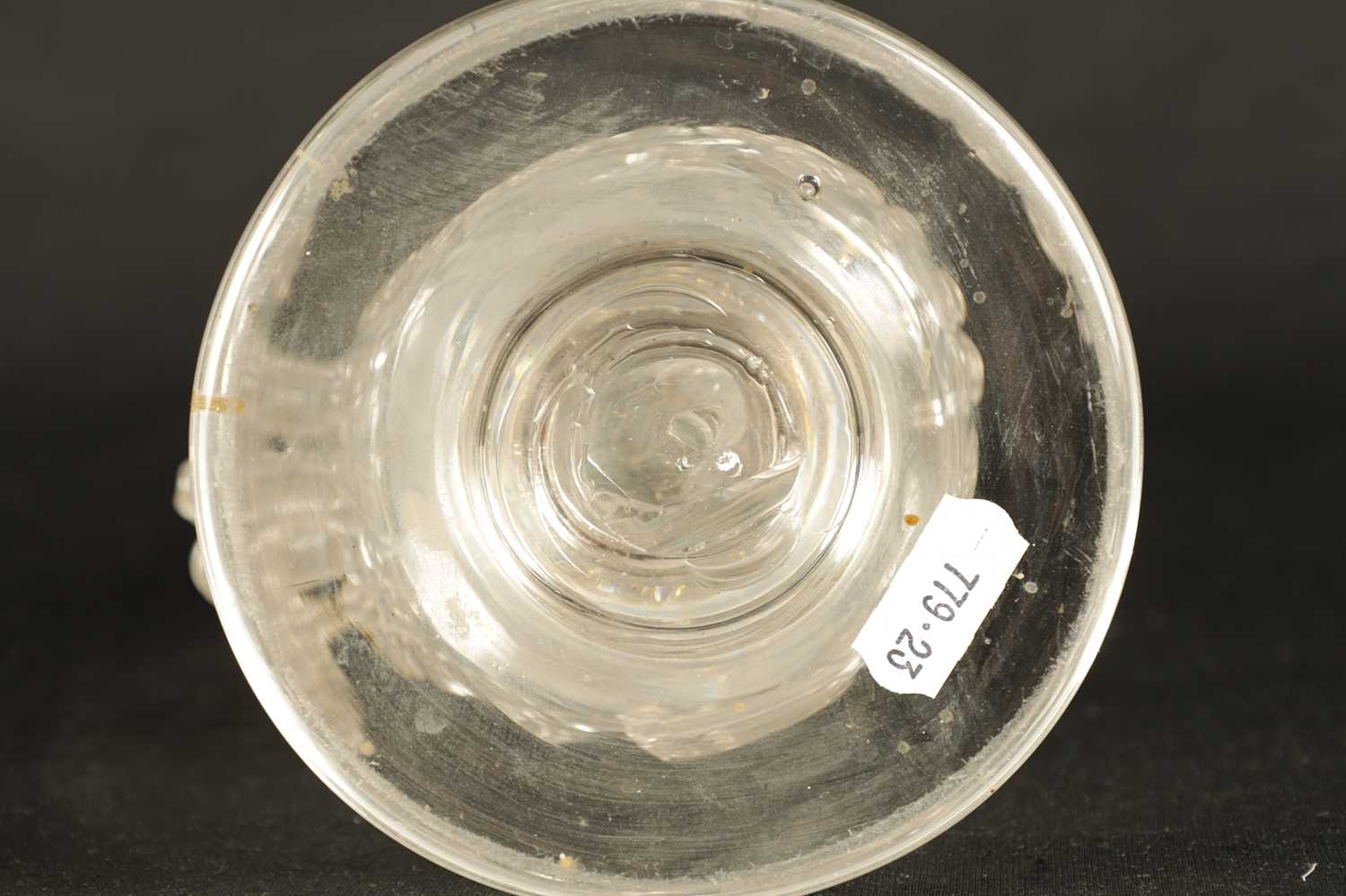 AN 18TH CENTURY LARGE TAPERING CLEAR GLASS FLASK - Image 5 of 5