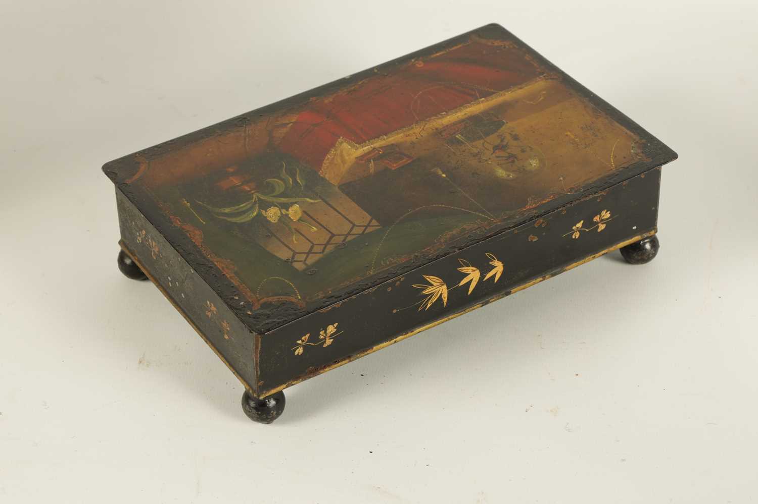 AN EARLY 19TH CENTURY TOLEWARE LIDDED INKSTAND - Image 6 of 9