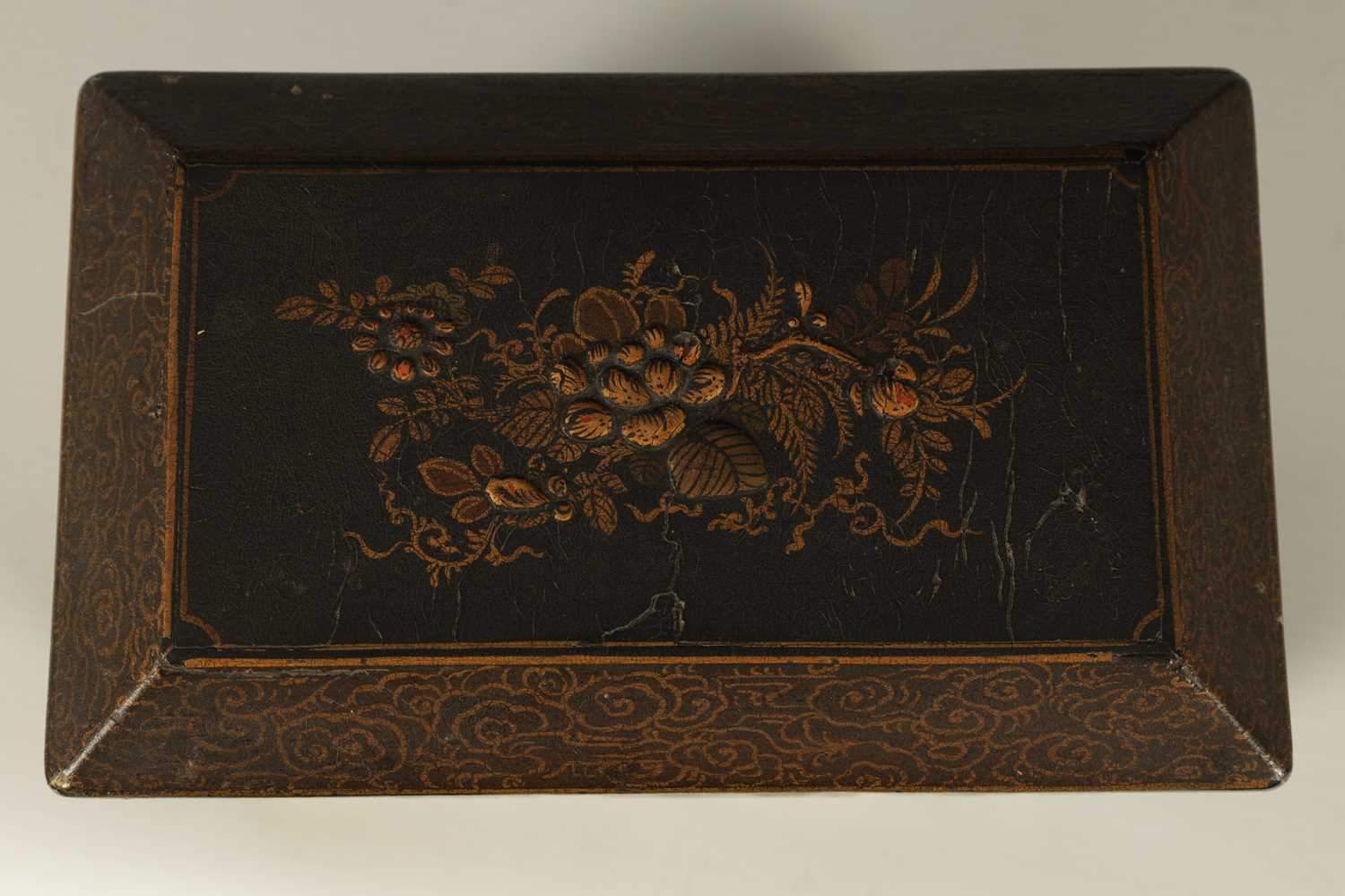 A LATE GEORGIAN BLACK LACQUER AND CHINOISERRIE SARCOPHAGUS TEA CADDY - Image 4 of 16