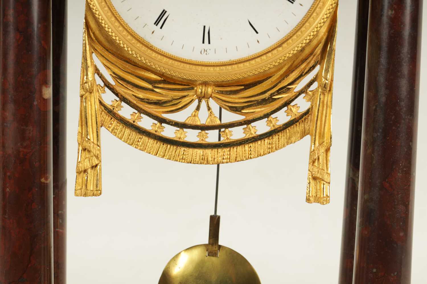 AN EARLY 19TH CENTURY FRENCH ROUGE MARBLE AND ORMOLU PORTICO MANTEL CLOCK - Image 4 of 12