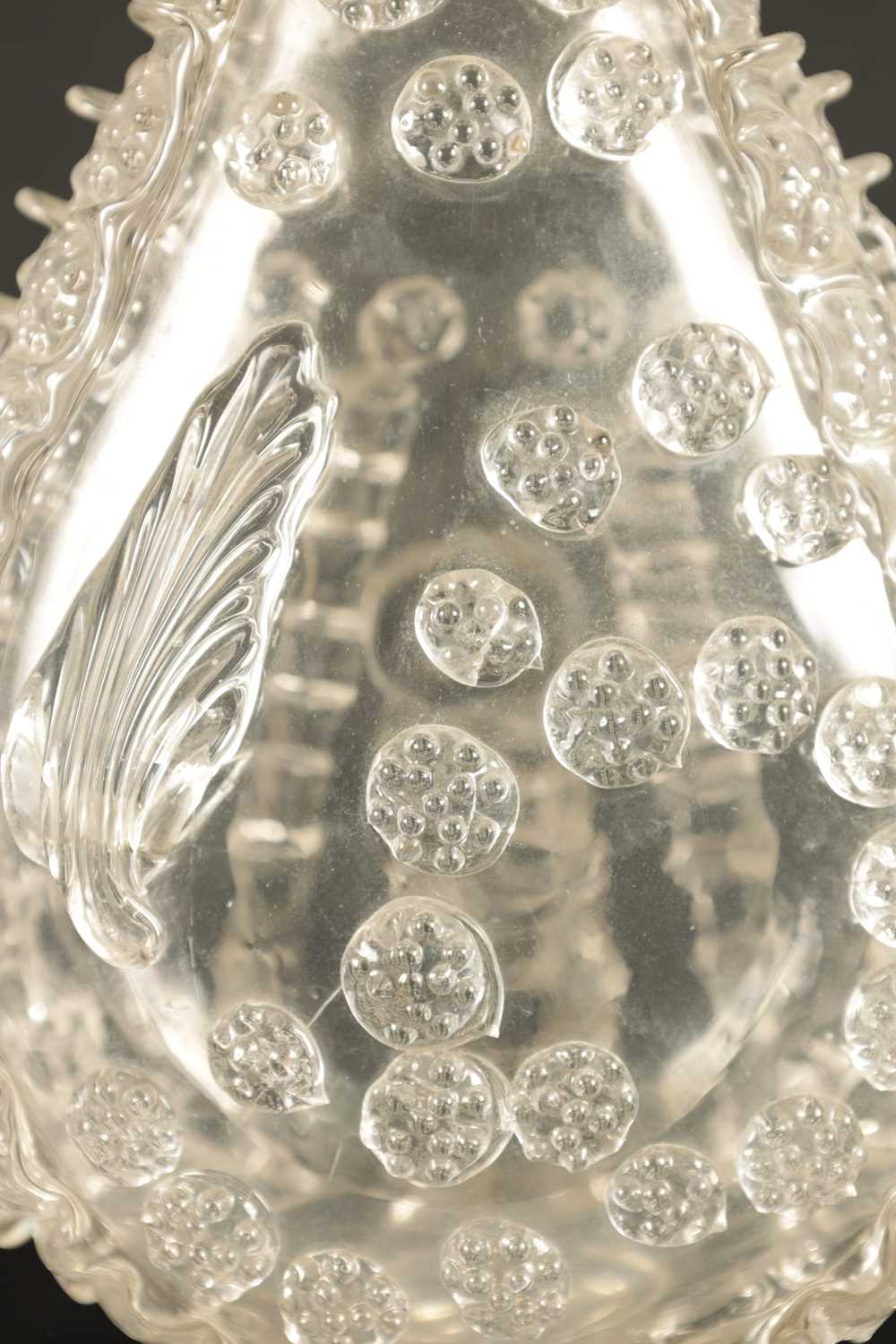 AN 18TH CENTURY LARGE TAPERING CLEAR GLASS FLASK - Image 3 of 5