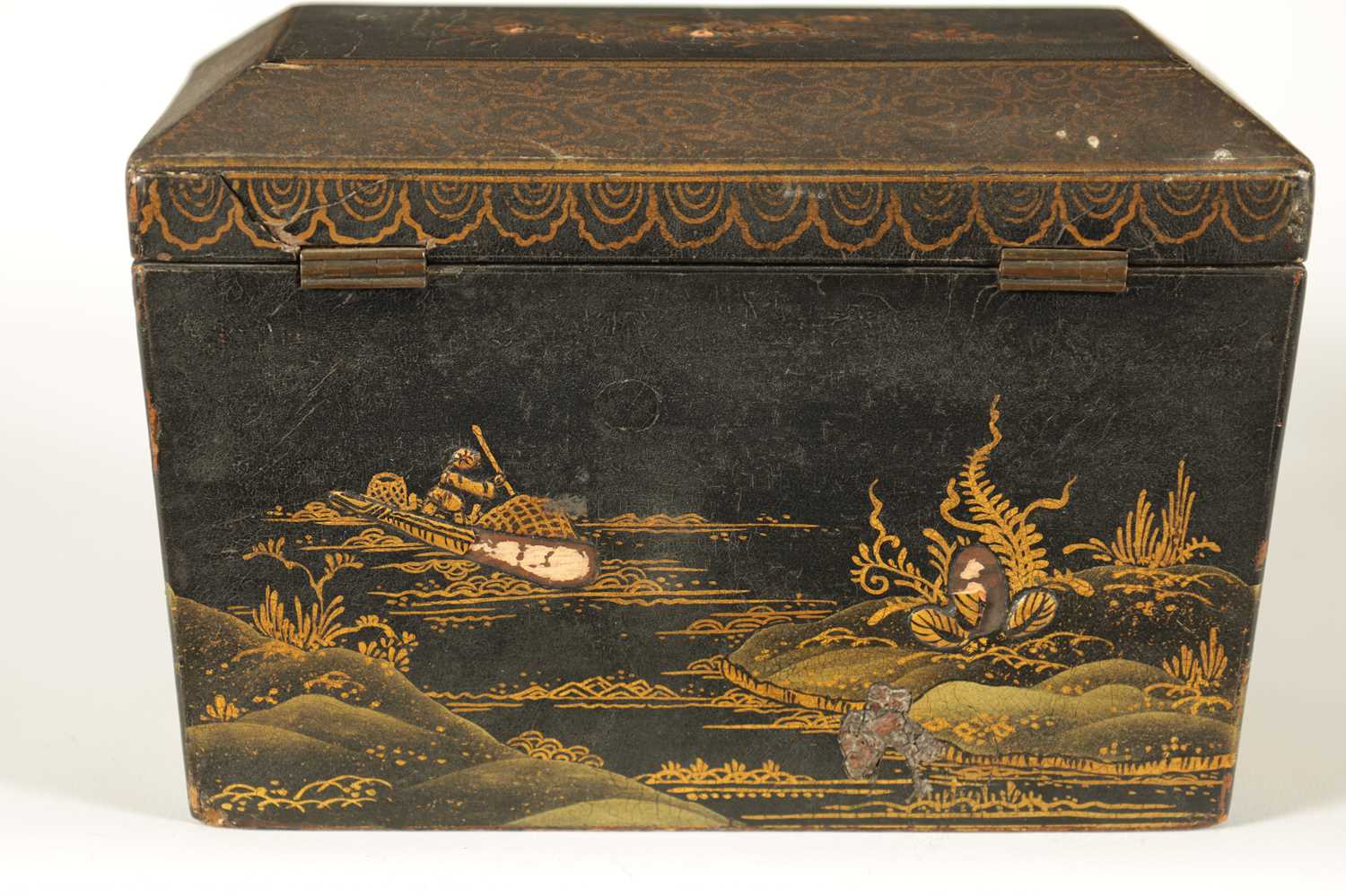 A LATE GEORGIAN BLACK LACQUER AND CHINOISERRIE SARCOPHAGUS TEA CADDY - Image 11 of 16