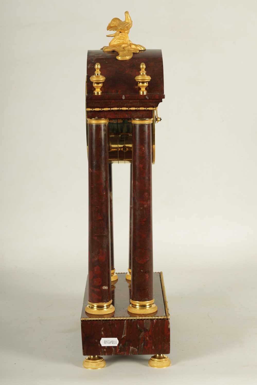 AN EARLY 19TH CENTURY FRENCH ROUGE MARBLE AND ORMOLU PORTICO MANTEL CLOCK - Image 7 of 12